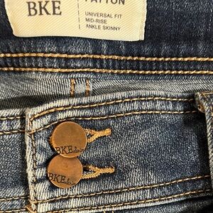 BKE Payton midrise ankle skinny jeans size 33. Approx 28 inches long.